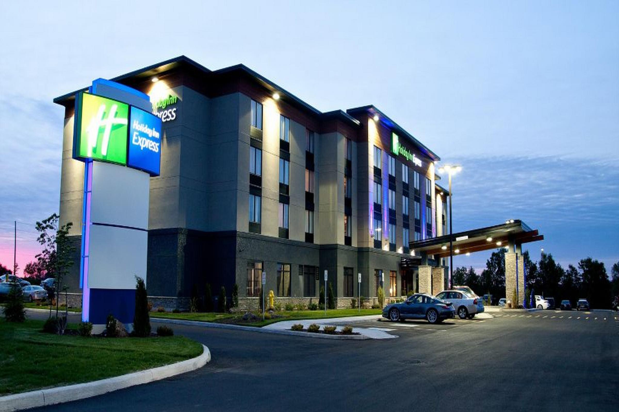 Holiday Inn Express Pembroke By Ihg Exterior photo