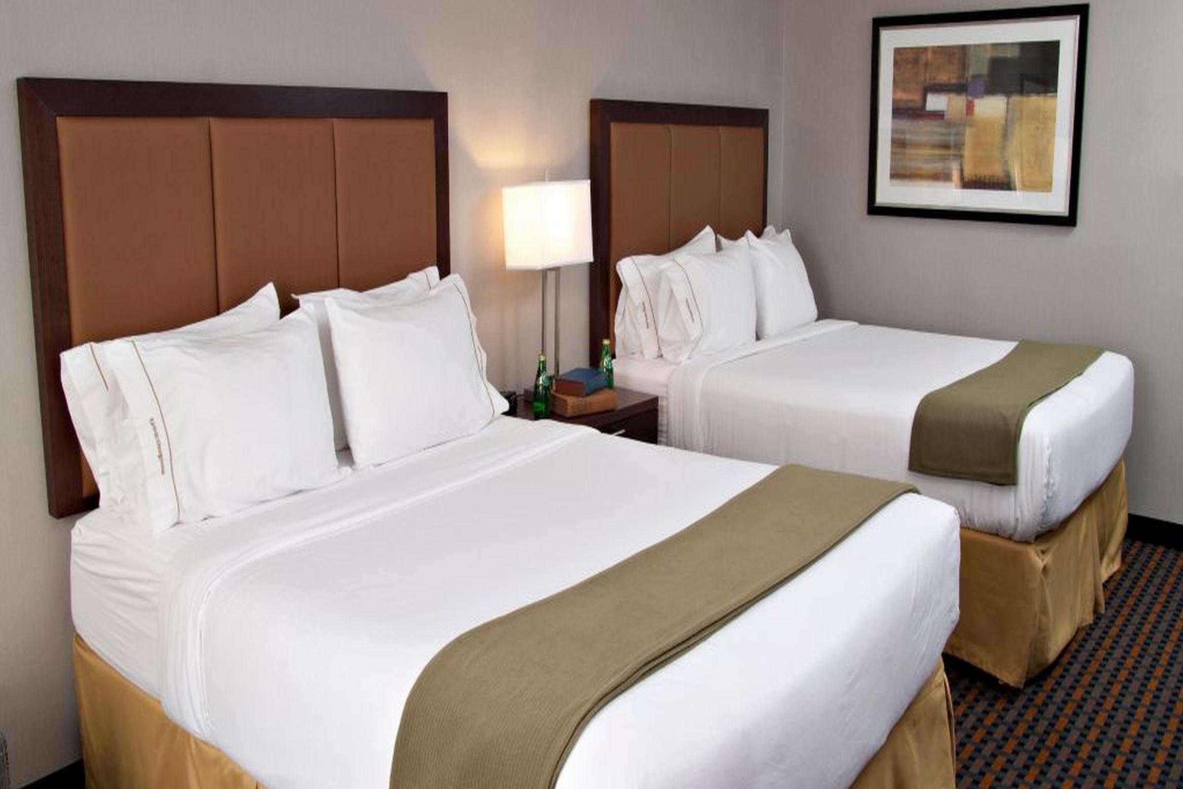 Holiday Inn Express Pembroke By Ihg Exterior photo