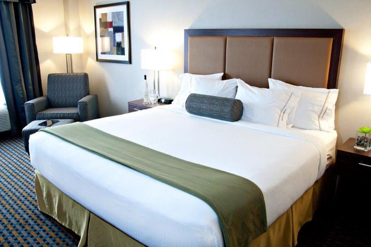 Holiday Inn Express Pembroke By Ihg Exterior photo