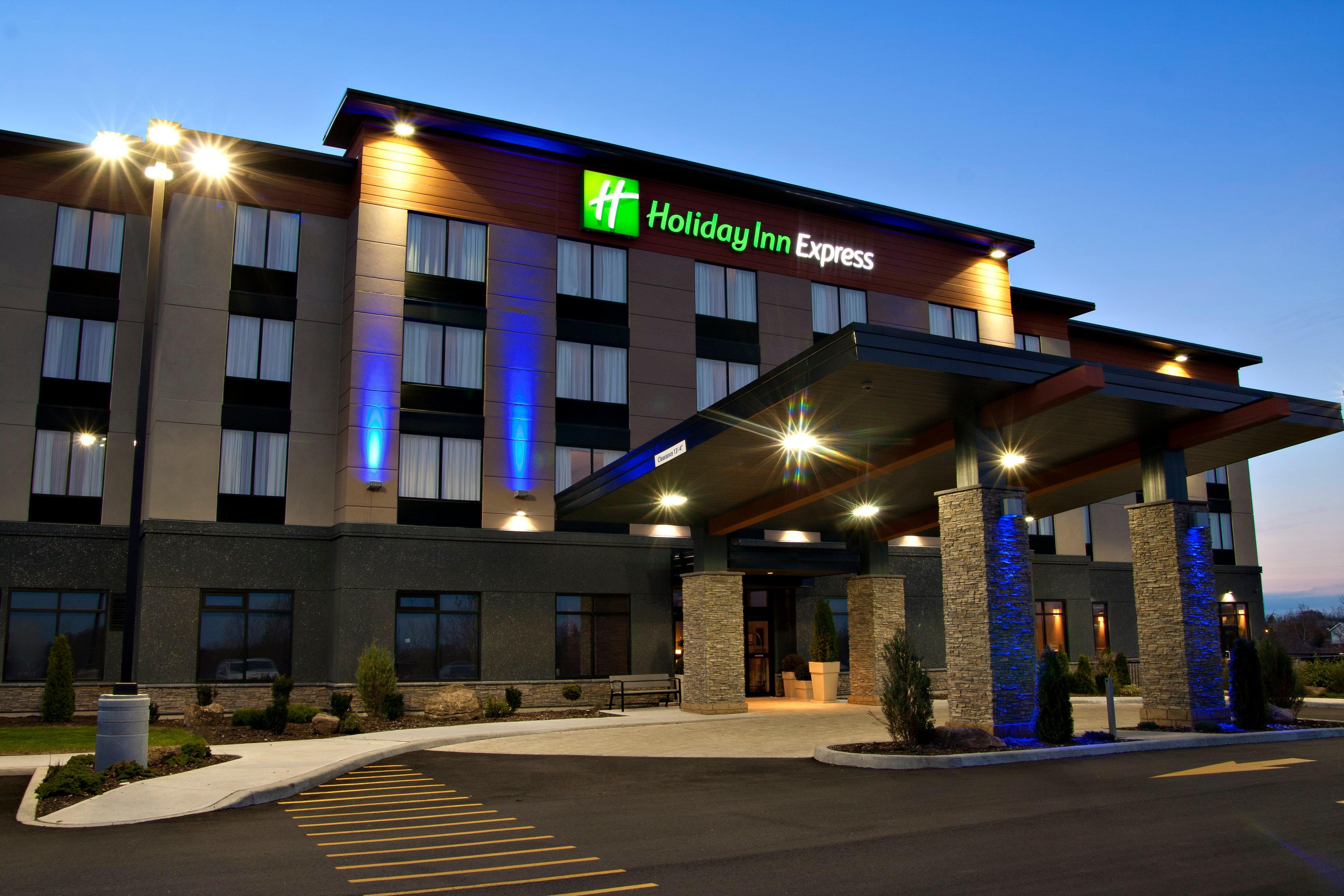Holiday Inn Express Pembroke By Ihg Exterior photo