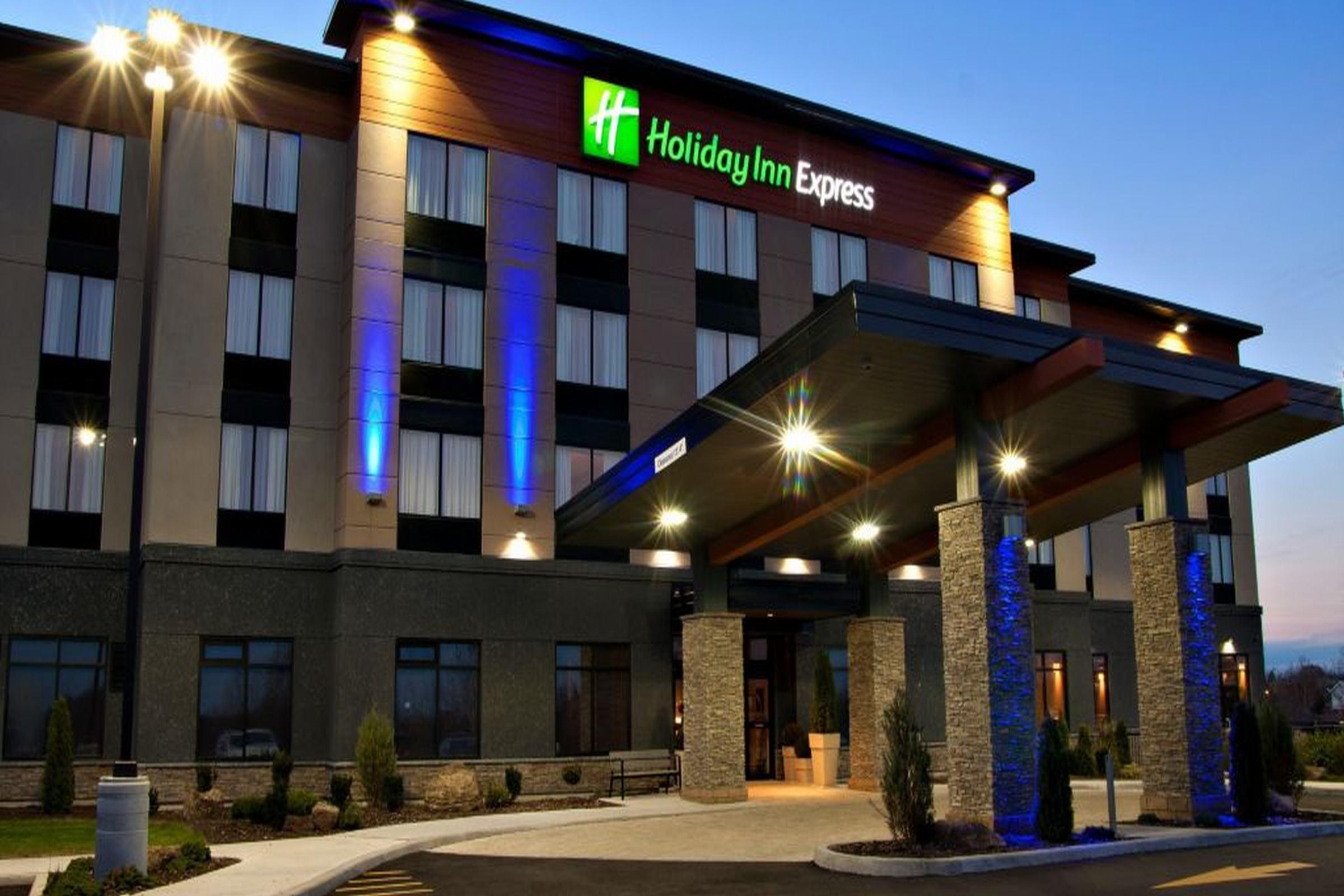 Holiday Inn Express Pembroke By Ihg Exterior photo